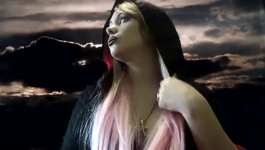 Evil Giantess vampir minik vücudunda biraz daha delik açacak