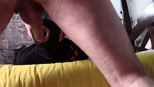 Laura xxx yatakta hogtied ve bir horoz derin boğaz var