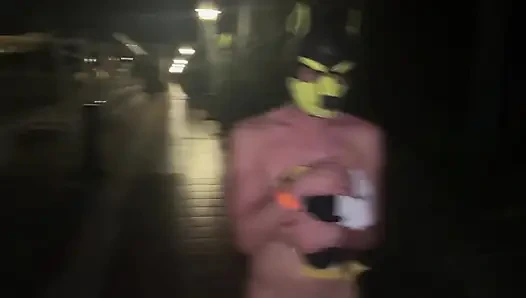 Kilitli utanç itaatkar yürüyüşü