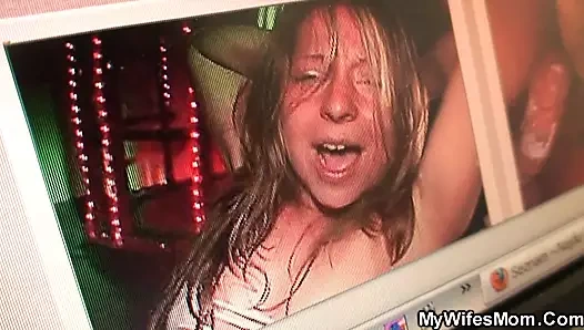 Gf'nin olgun annesini mutfak masasında becerdi