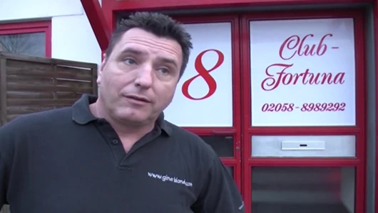 Tombul Alman sarışın eş değiştirme partisinde sikiliyor