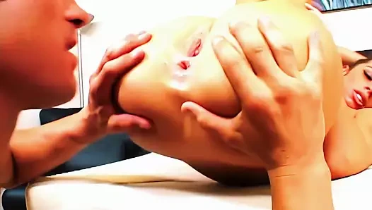 Naomi Russell müstehcen sikiş ve göt sikişi için götünü ve amını geniş açıyor