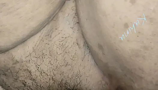 Karımı banyoya sürükledim ve onu siktim.