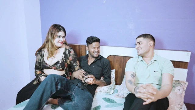 Husbund Ne Wife Ko Pakda Patni Ne Pati Ke Bahar Jane Ke Baad Apne Dost Ko Ghar Bula Kar kiya Sex