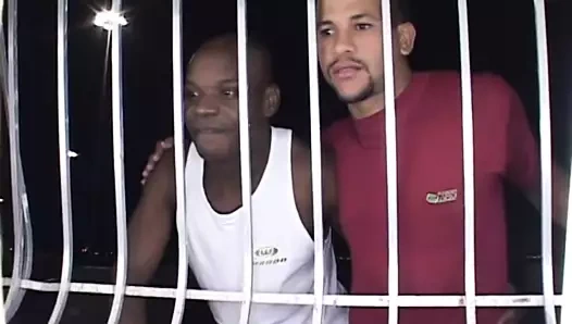 Iki büyük çük adamlar sikme the sıkı delikler üzerinde iki esmer biseksüel sluts