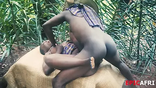 Üvey erkek kardeşimin yeni karısı yarağıma fışkırtmayı seviyor