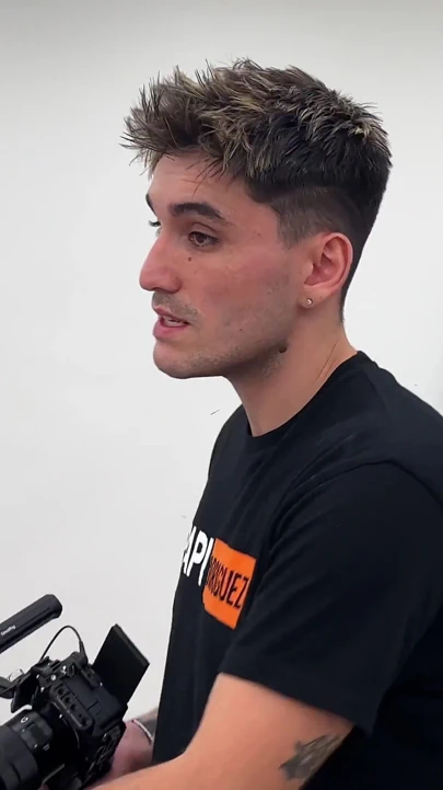 İyi göğüslü sarışın, 3 penis tarafından bastırılır; tüm deliklerinden sikilir ve yüzüne boşalır.