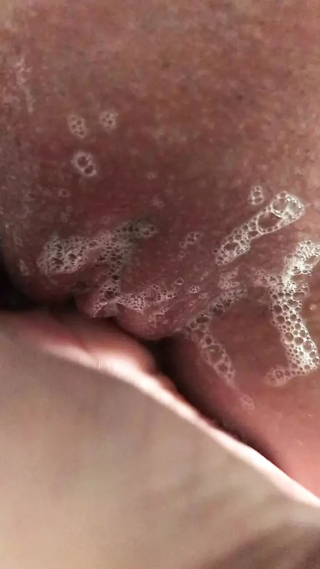 себя пальцами во время душа с пеной. Мокрая пенистая розовая тугая девственная киска