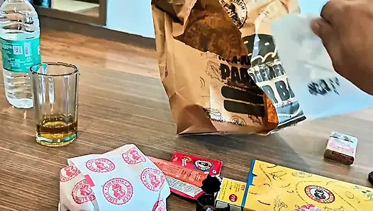 Hintli çift otel odasında samimi