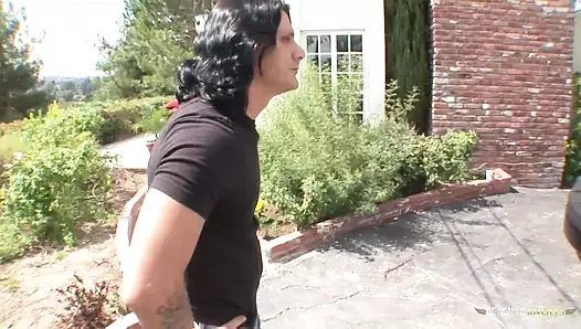 Ev hanımı iki adamın evin içinde onu sert bir şekilde sikmesine izin veriyor