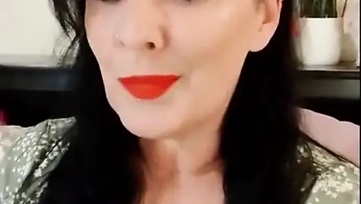 Sevimli sigara içen orta yaşlı seksi kadın kırmızı ruj