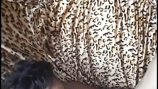 Azgın adam siyah bebeğin amını yalıyor, sonra onu sikiyor, sonra boşalıyor