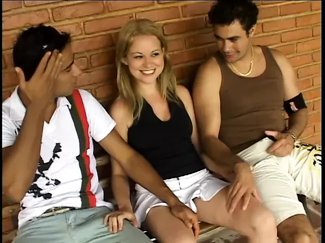 Блондинку Mamacita трахнули двойным проникновением и наполнили сливками на веранде