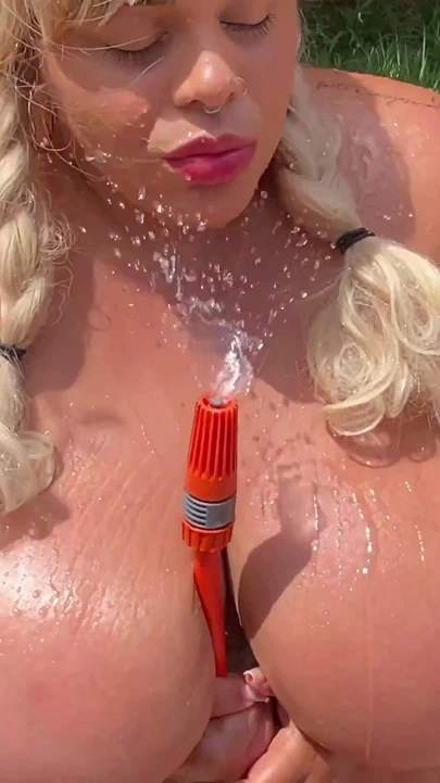 Angel sıcakta açık havada büyük göğüslerini soğutuyor