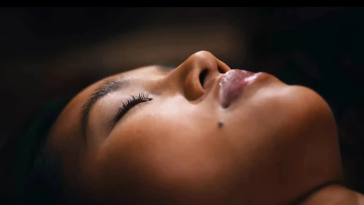 Ateşli Asyalılar zihinlerini kaybettiklerinde seksi ritüel ateşli lezbiyen seksine dönüşüyor