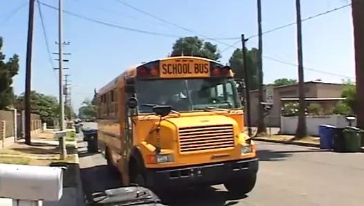 Genç fahişe soyunuyor ve kutusunu arkadan sikiyor