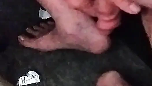Dede mastürbasyon yapıyor ve boşalıyor