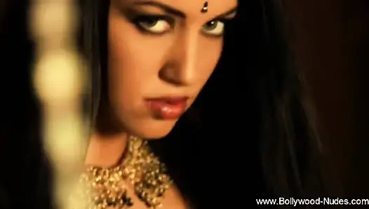 Deva Dassi'nin şehvetli göbek dansı