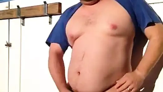 Ayı açık havada boşalıyor