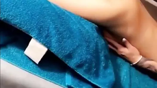 iki tattoed lezbiyen kızlar oyun ile hitachi