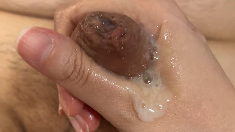 Bilmeden bana mastürbasyon yapıyor ve sonunda fışkırtıyorum