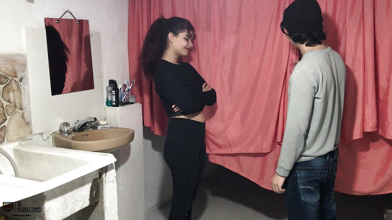 Güzel latin erkek arkadaşının büyük horoz tarafından birden fazla pozisyonda sikiliyor - ispanyolca porno