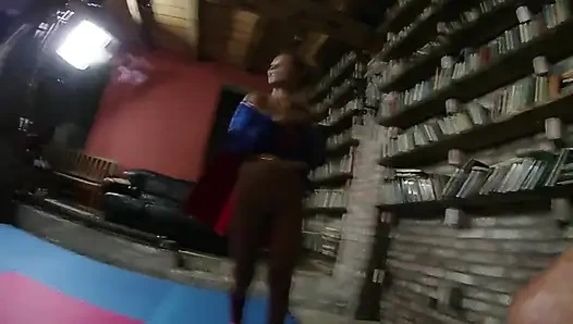 Supergirl luchando en sala de estar