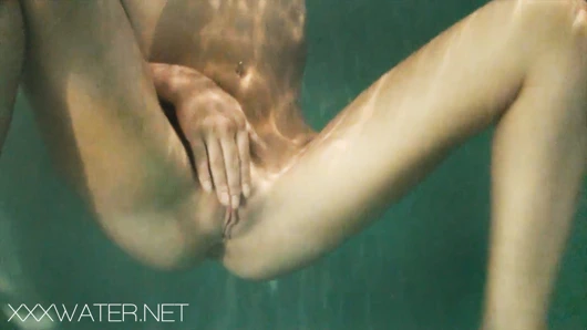 En küçük, en seksi, en azgın hatunlar yüzer ve mastürbasyon yapar
