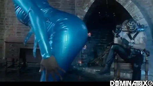 Köle sürtük sert cezalandırılıyor ve sikiliyor!