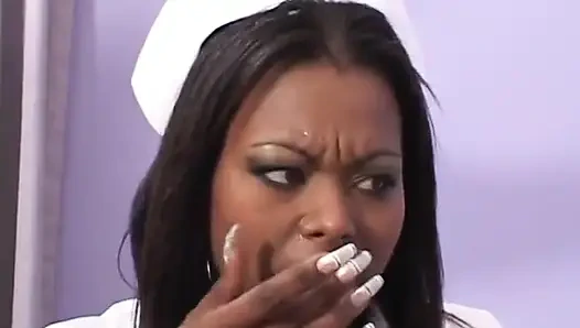 Zenci tanrıça harika siyah götüyle beyaz hastayı baştan çıkarıyor