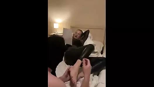 İngilizce dersinden terli tabanlarımı yalıyor ve hizmet ediyor -bölüm 2