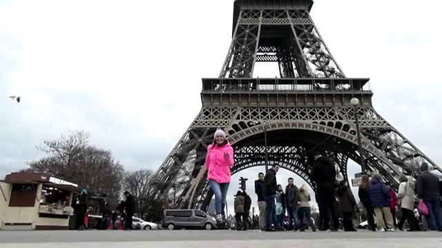 Güzel esmer kıllı amcığını parçalıyor