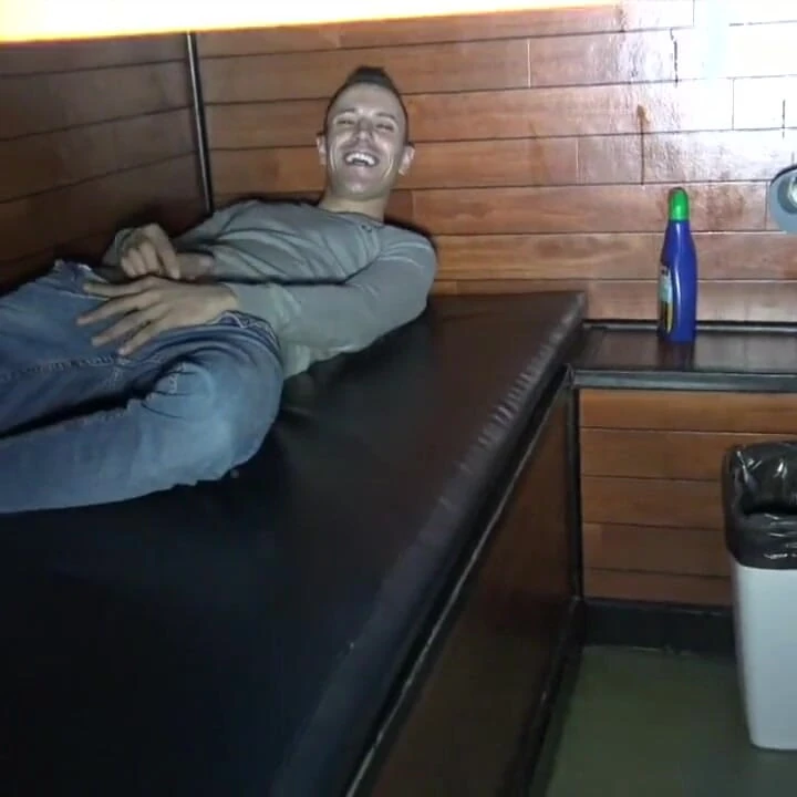 Twink Brandon jockstrap içinde Juan tarafından prezervatifsiz sikiliyor
