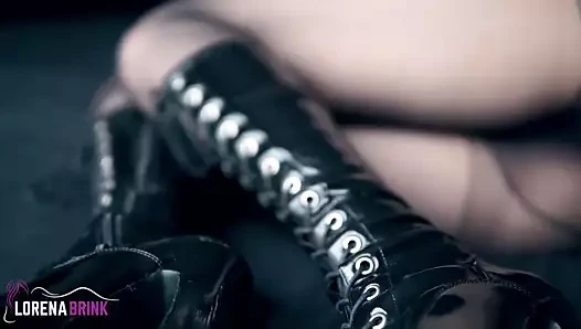 Bağcıklı pvc çizmeler ve külotlu çorap