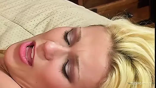 Cindy Crawford otel odasında sikli erkek arkadaşı tarafından sıkı amını parmaklatıyor