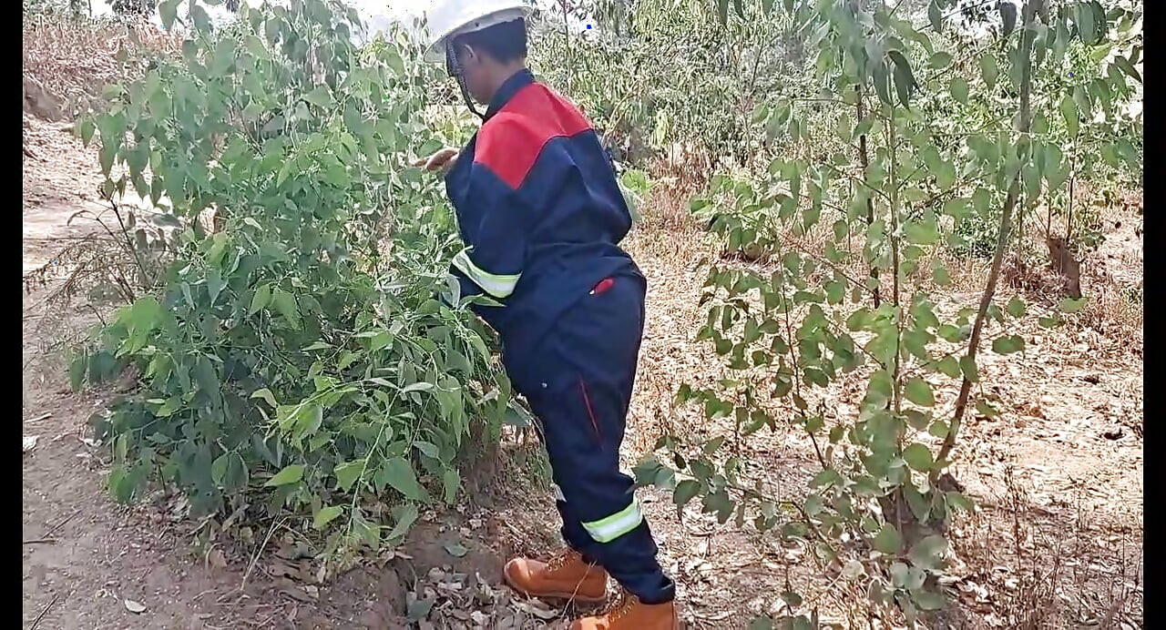 Evde yalnızdı ve sonunda amına mastürbasyon yapıyor