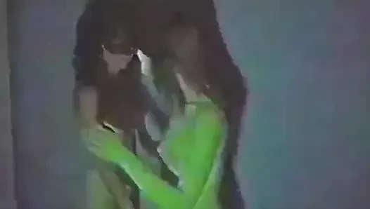 Deina ve arkadaşı lezbiyen seksini deniyor