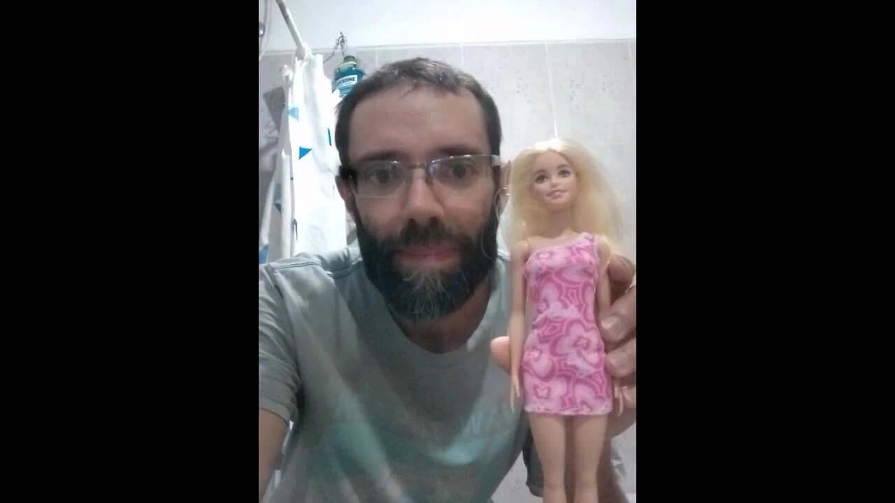 Büyük memeli bebeğiyle banyoda