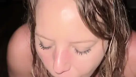 Ateşli evli kadın bara gidiyor ve yağmurda ördeği emiyor ve sonra sikilmek için eve gidiyor