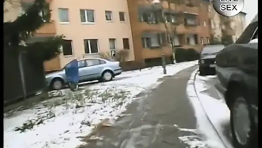 Çoraplı esmer oral seks yapmadan önce mastürbasyon yapıyor