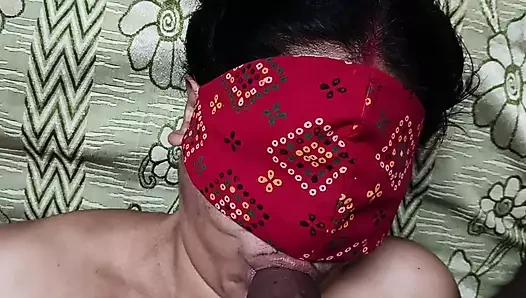 Bengalli ev hanımı kocasının arkadaşının yarağını emiyor