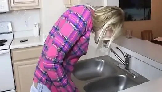 Anessa Cage borularını düzelttiği için onu üstsüz sıvazlıyor