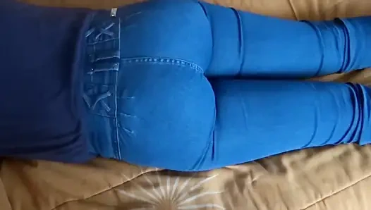 Üvey oğlumun arkadaşları geliyor ve götüme bolca yük veriyor, sert yaraklarını seviyorum.