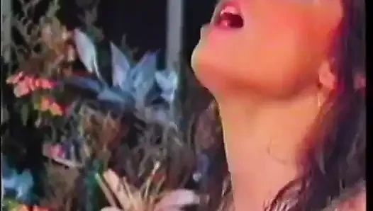Harika götlü seksi esmer kadın palyaçodan domalarak sikişmeyi seviyor