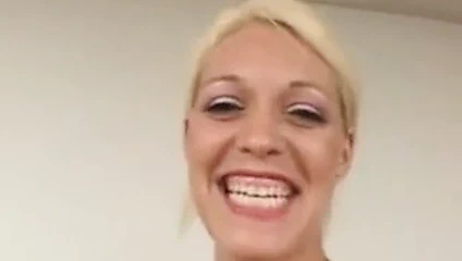 Bronzluk çizgileri olan sarışın göğüsleri üzerinde iğne yapmak alır