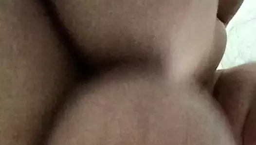 Zıplayan ve sallanan büyük doğal büyük ağır asılı memeler