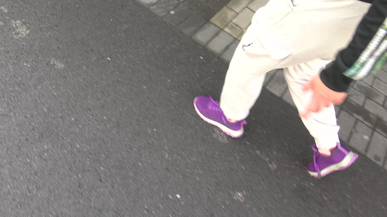 शरारती तुर्की स्ट्रीट रंडी जर्मनी में पुराने बिगाड़ने वाले को अपनी बालों वाली चूत दिखाती है