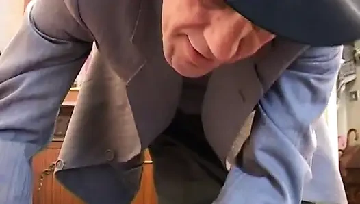 Amatör orta yaşlı seksi kadın sikiliyor ve dölle doluyor