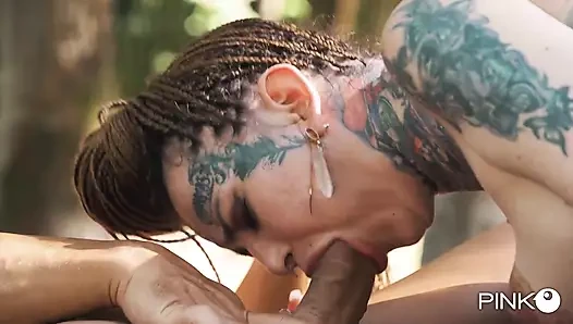 Azgın kız Korinha için havuz başında çifte penetrasyon