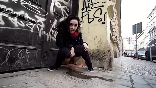 Çılgın kız sokakta pissing